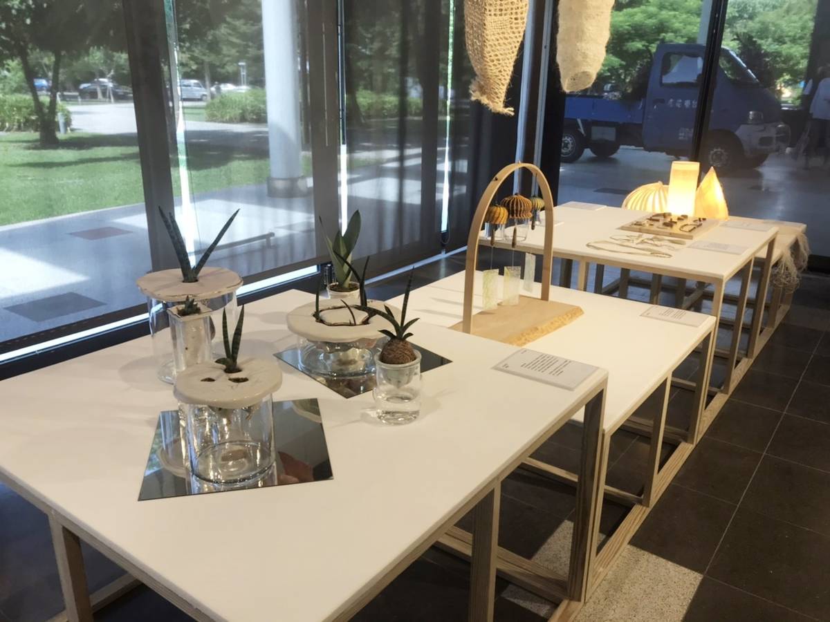 臺東工藝材質復育展以苧麻、瓊麻、虎尾蘭等自然材質為媒材，結合水墨書藝、工藝設計、裝置藝術等形式，發覺自然材質新美學。