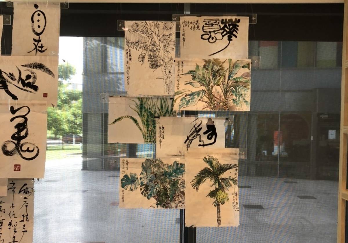 臺東工藝材質復育展以苧麻、瓊麻、虎尾蘭等自然材質為媒材，結合水墨書藝、工藝設計、裝置藝術等形式，發覺自然材質新美學。