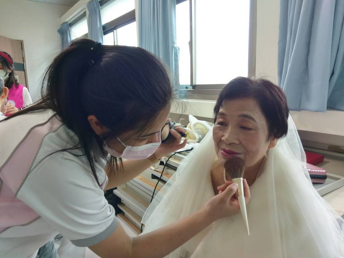 稻江護家造型科學生為長輩做婚紗造型