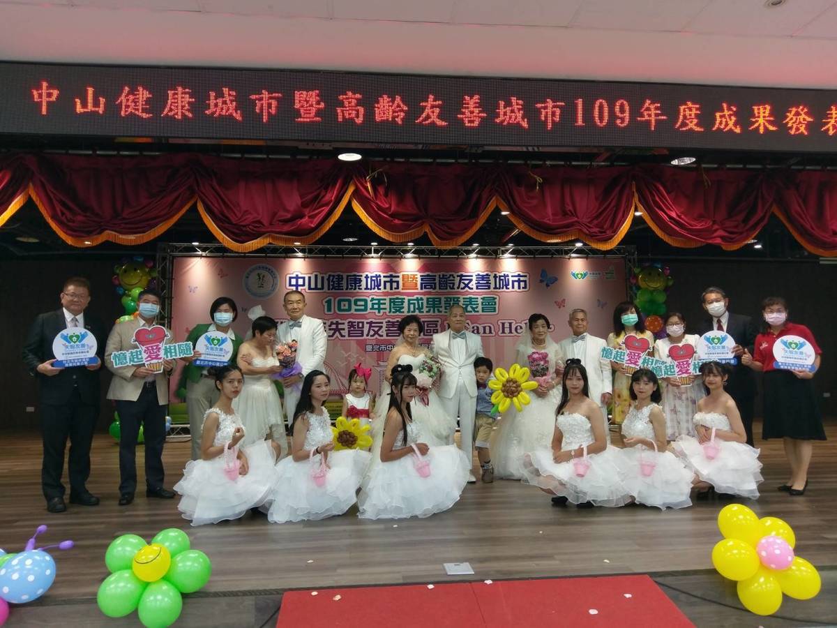 長輩們身穿白紗重溫結婚時的甜蜜
