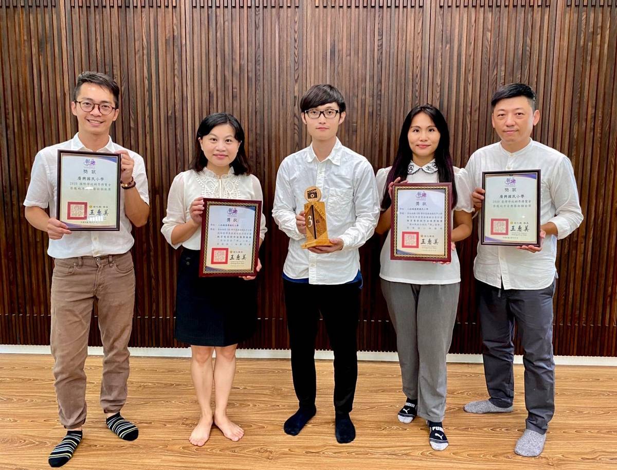 吳寶嘉校長領導的行政教學團隊由左至右楊明貴、楊素綾、江雋元、鄭亦庭及黃崢瑋老師