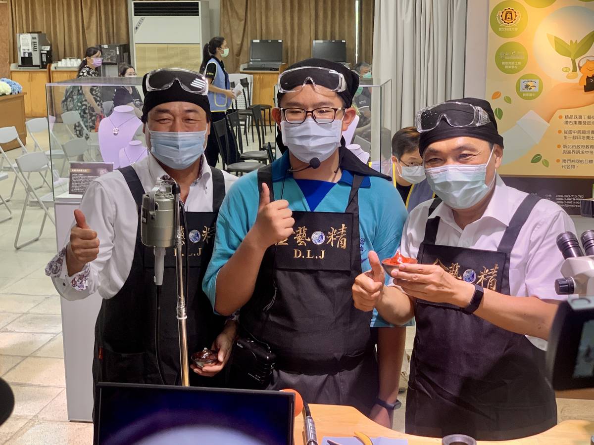 首屆學生鶯歌國中三年級房承逸(中)在活動會場也協助侯友宜市長體驗珠寶工藝。