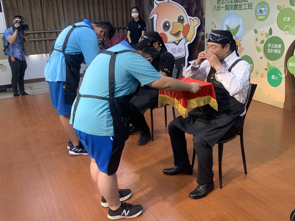 鶯歌工商還特別舉辦拜師儀式。