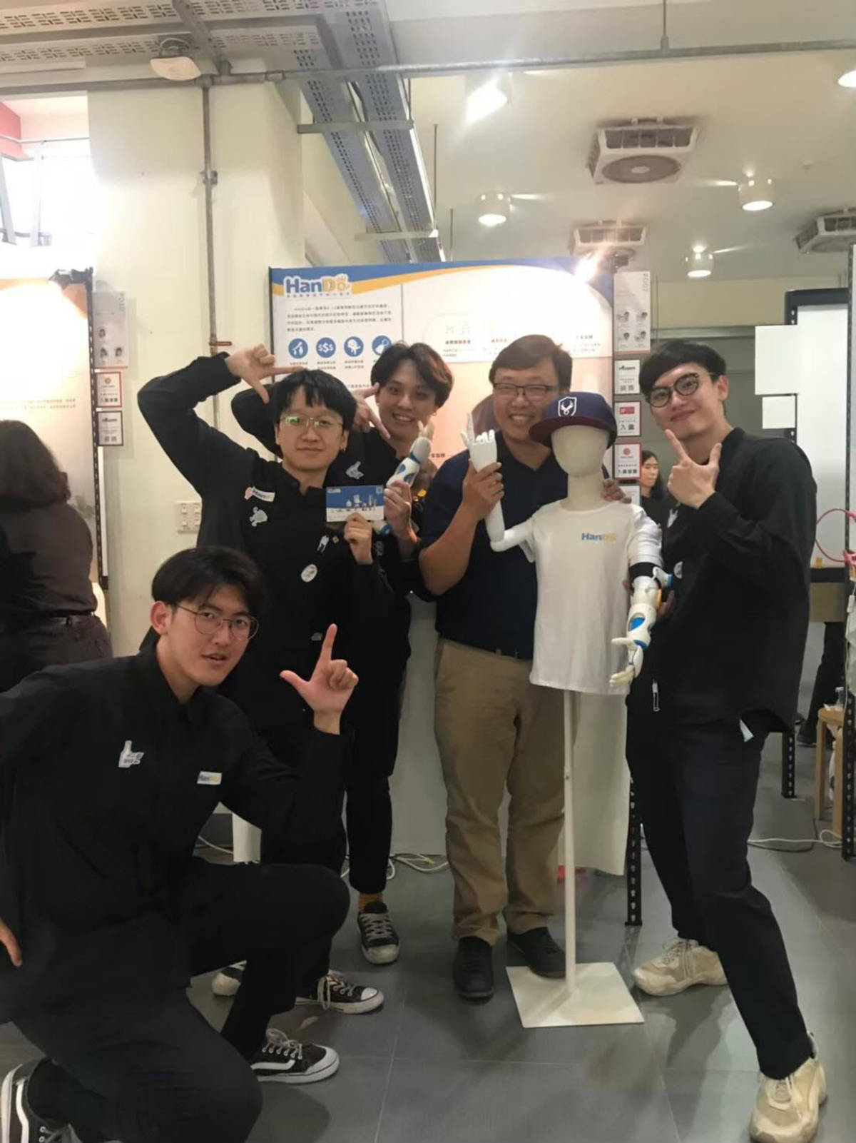 南臺科技大學「金獎作品-Hando 」製作團隊。(由左至右)學生李宣諺、學生鄭逢甲、學生彭凱嶸、老師歐陽昆、學生高偉銘