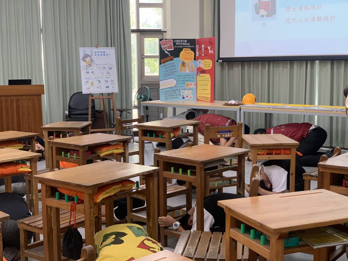 地震預警系統聲響後，謝副市長及現場來賓示範就地進行「趴下、掩護、穩住」避震三步驟。