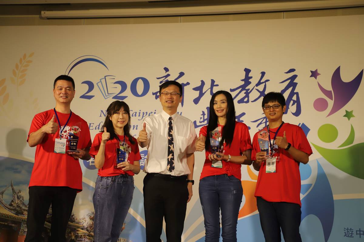 會中頒發獎座感謝2019年豐年季5位名師。