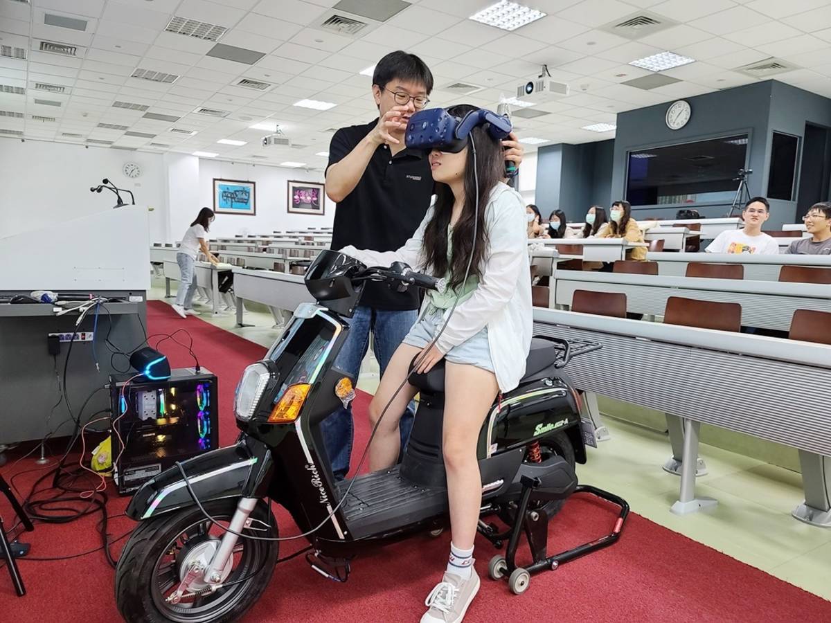 臺東大學交通安全宣導，讓學生虛擬實境體驗「騎車被撞」的感覺，逼真畫面讓參與體驗的學生餘悸猶存，直呼「以後騎車會更小心！」