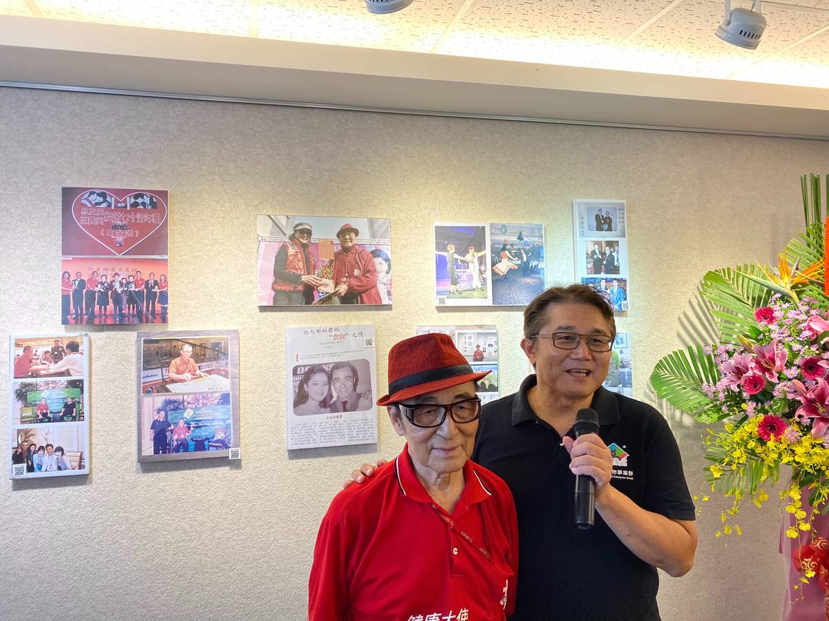 主辦活動的全國動物醫院執行長陳道杰與老頑童合影