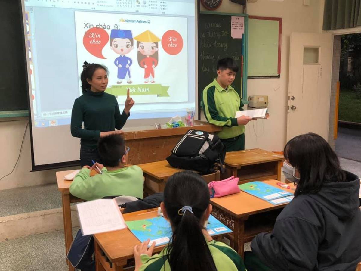 金山高中也邀請新住民來到學校加強學生母語能力。