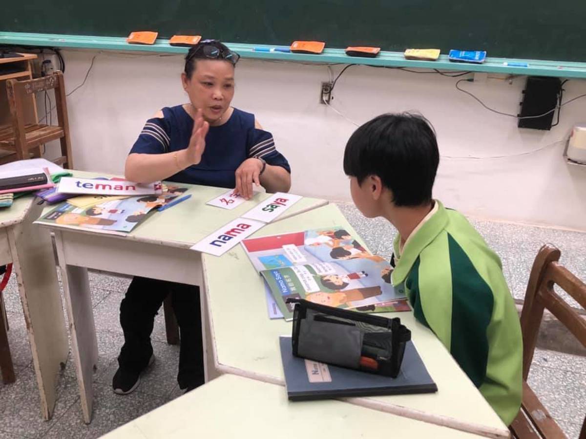 金山高中也邀請新住民來到學校加強學生母語能力。