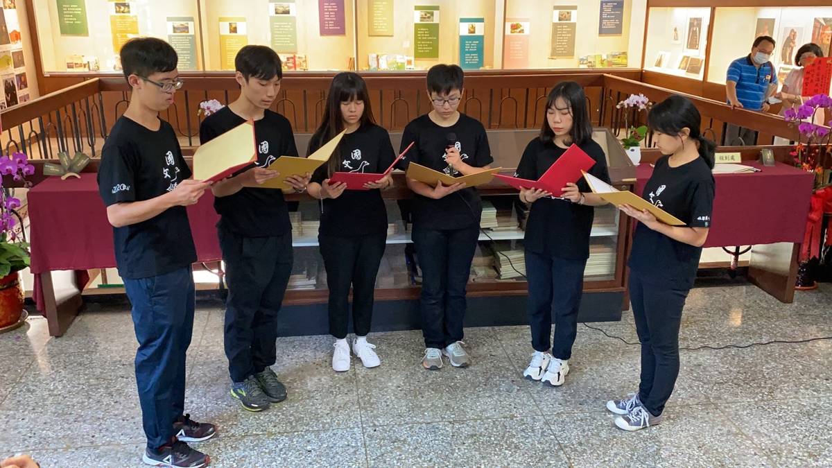 彰師大「尋找臺灣的詩情與歌聲」開幕式的學生新詩朗讀 (照片: 彰化師範大學)