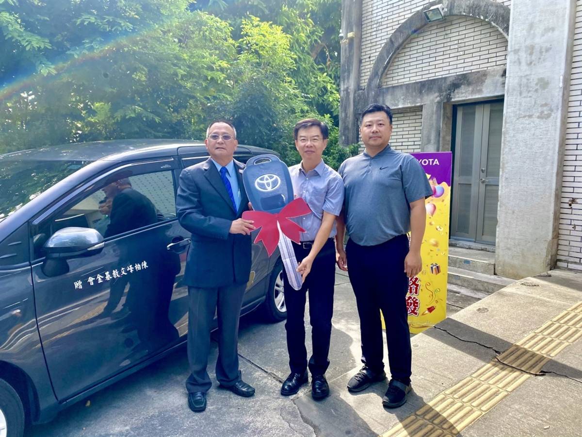 臺東子弟陳柏峰(左)，第9度捐贈臺東縣文化處公務車，將車輛命名為柏峰9號，盼乘載他的精神，落實回饋社會的使命。