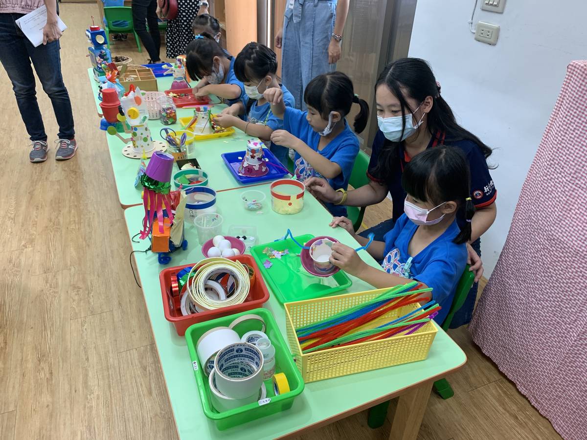 讓幼兒實際動手操作，從遊戲中學習，除了中文、英文之外，更懂程式語言。