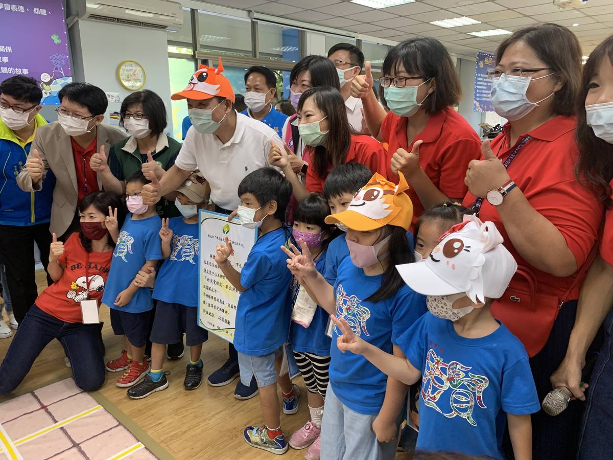 幼兒頒發「幼兒愛程式」的認證獎狀給市長，成為開幕儀式的亮點。