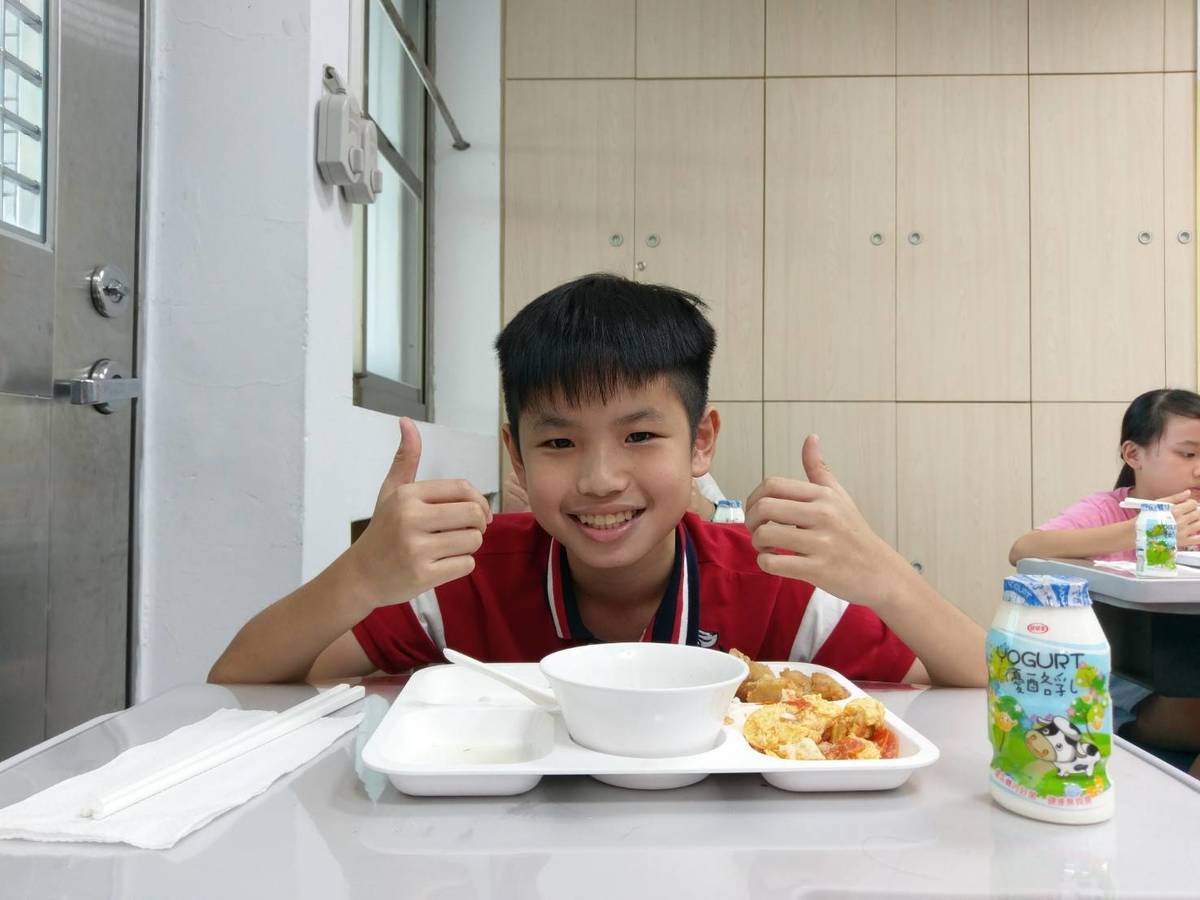景興國小馬浩倫同學說今日的營養午餐太美味了!