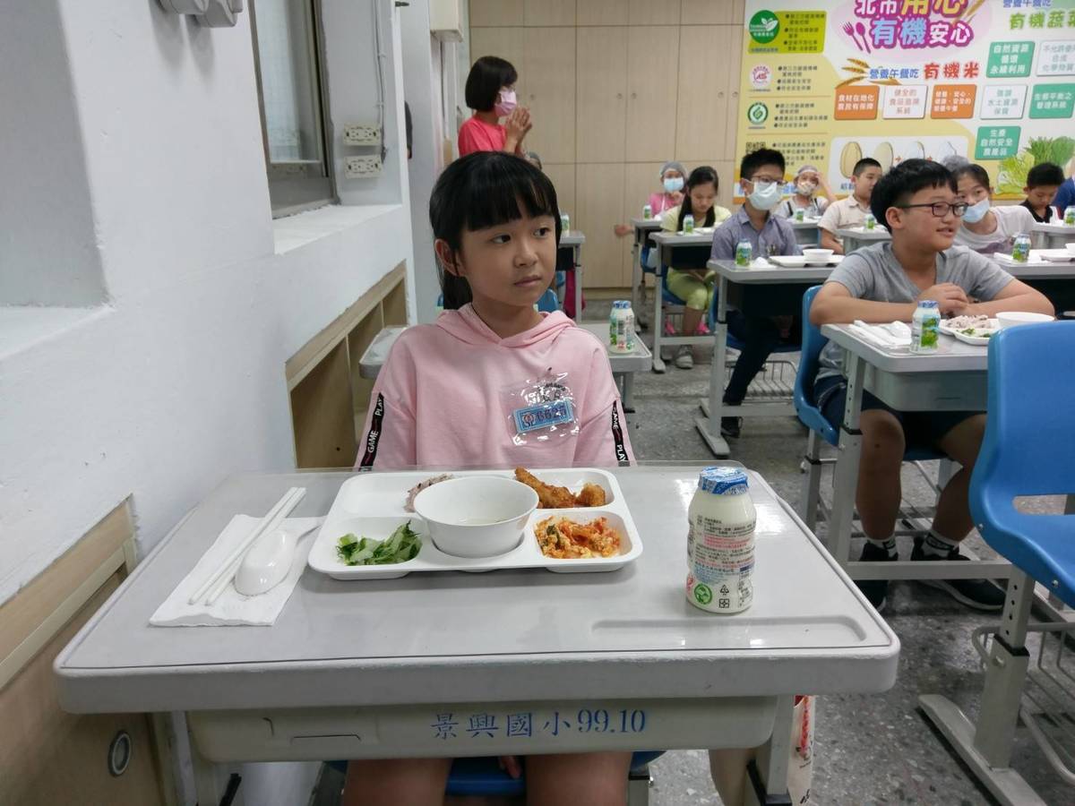 易品妍同學說有機青菜特別好吃，雞柳肉軟嫩很好入口