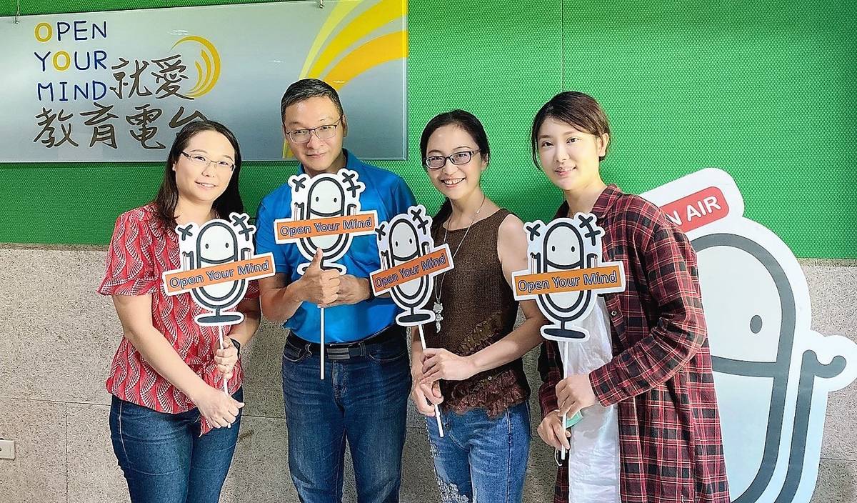 教育電台新住民培力營學員首次參加現場節目與陳麗香歌仔戲團團長施純權(左2)暢談歌仔戲