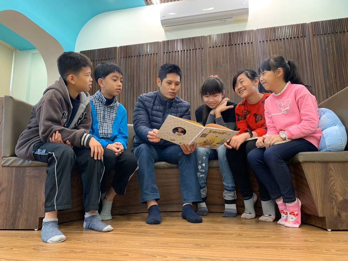 廣興國小校長吳寶嘉(中)今年獲得師鐸獎肯定他以教育翻轉偏鄉的努力(圖片來源：吳寶嘉提供)
