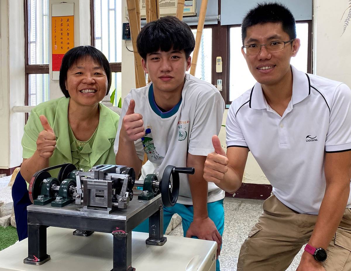 員林農工機械科三年級學生張少羿(中)克服不擅長的電氣比賽考題拿回全國第四名