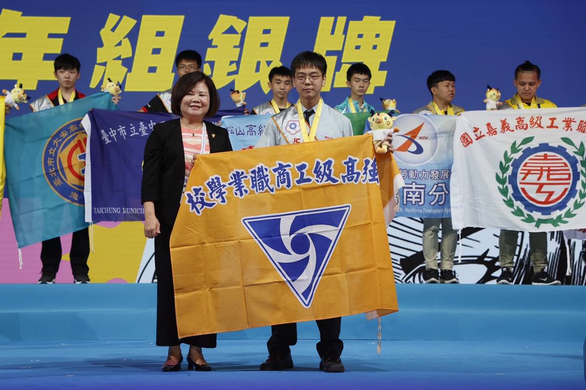 南強工商汽車科田成杰獲得青年組汽車板金職種銀牌。
