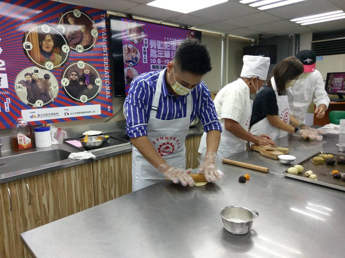 雙料模範勞工鄭人碩專心地擀月餅皮