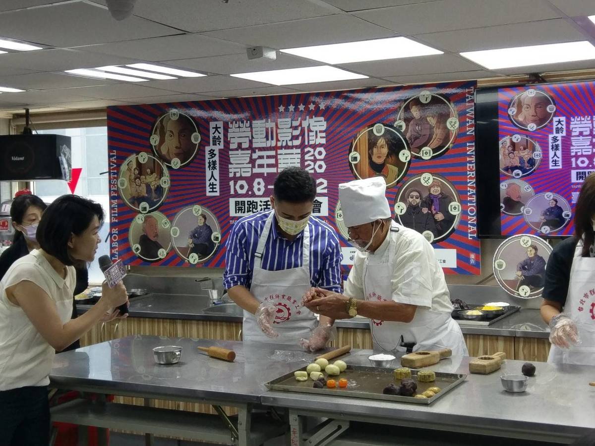 董泰宏師傅(右)將超過一甲子所練就的好手藝傳授給鄭人碩(左)
