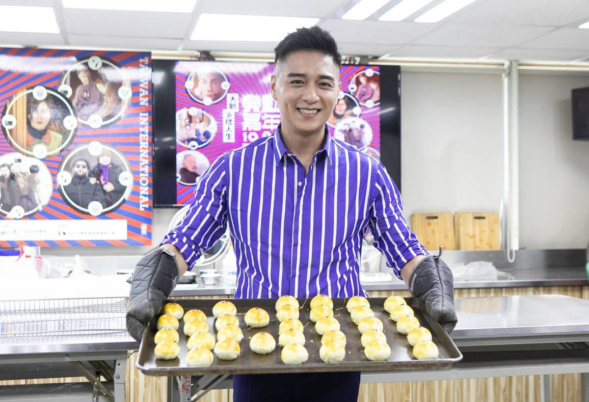 鄭人碩親自手作月餅給現場大家吃