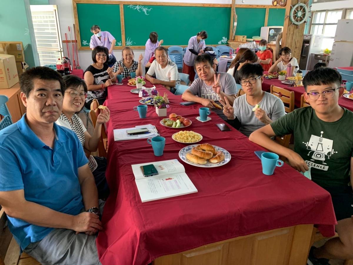 野柳國小連續三年承辦新北市敬師按摩活動，提供溫馨舒壓的下午。