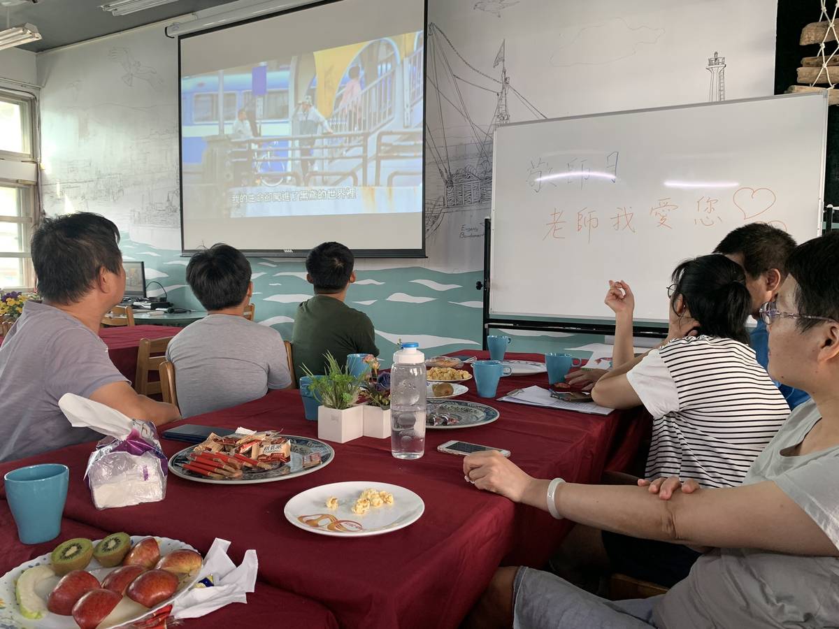 活動也播放紀錄片讓老師欣賞增能，彼此享用下午茶和交流教學想法，渡過一個輕鬆的下午。
