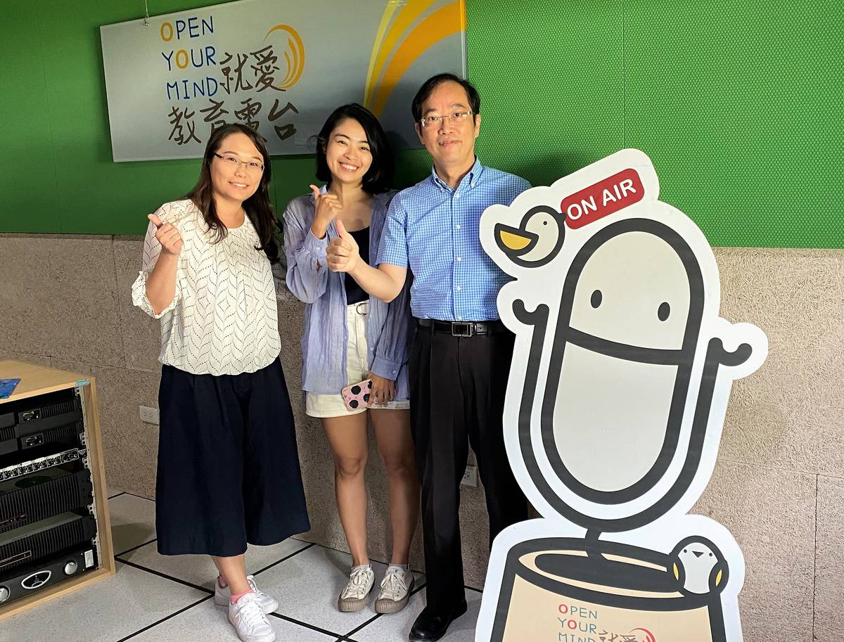 醫師張志傑(右1)提醒大家近距離用眼20分鐘要看6公尺外的遠方20秒