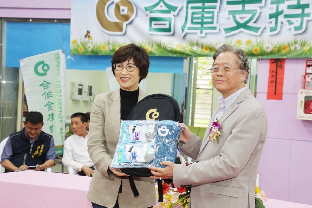 合庫董事長雷仲達(右)捐贈體育用品給臺東縣5所學校，由縣長饒慶鈴(左)代表接受。