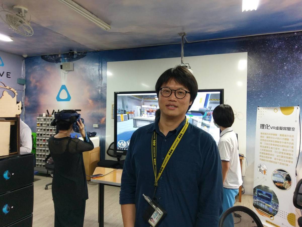 仁愛國中自造教育及科技中心洪啟軒老師