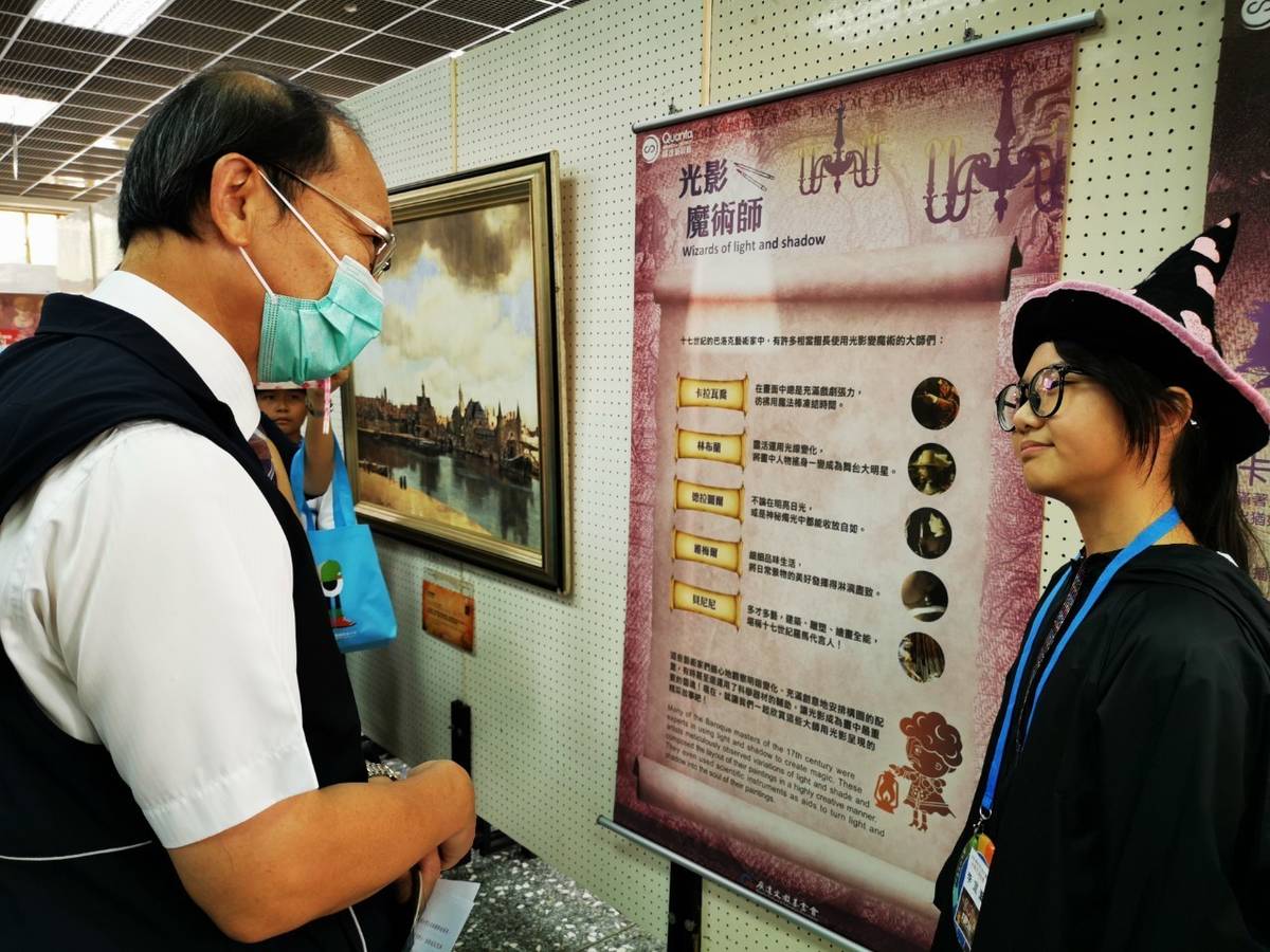 臺中市教育局長楊振昇聆聽學生介紹展品（圖片來源：臺中市教育局）