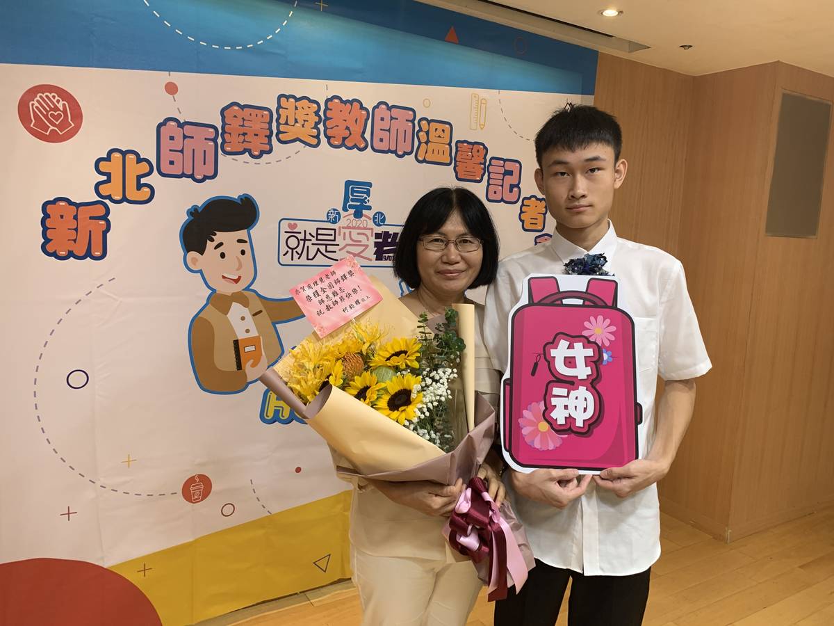 理慧老師多年前的學生柯鈞耀也特地來到現場給予老師大大的擁抱，他說老師用許多有趣的課程帶領他、不放棄他。
