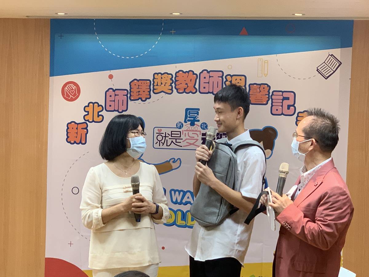 理慧老師多年前的學生柯鈞耀也特地來到現場給予老師大大的擁抱，他說老師用許多有趣的課程帶領他、不放棄他。