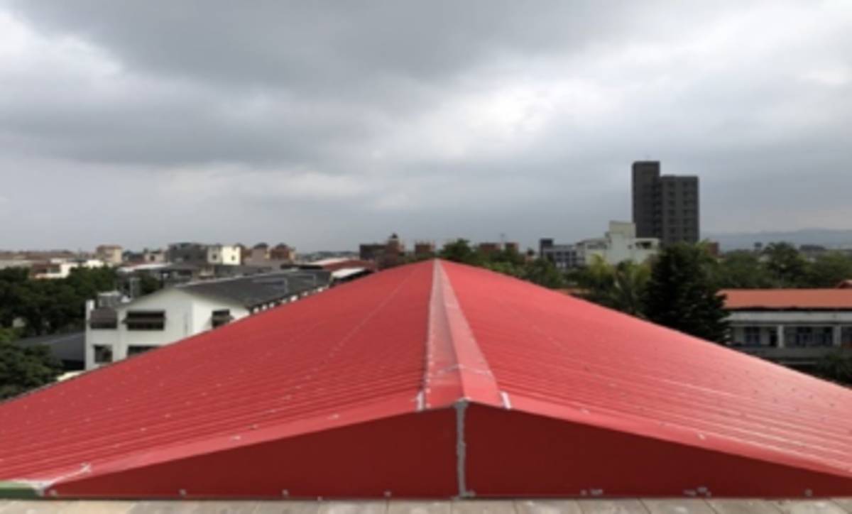 桃園市龍潭國中忠孝樓防水隔熱工程，屋頂裝設烤漆板，地坪鋪設PU防水層及防水磚。
