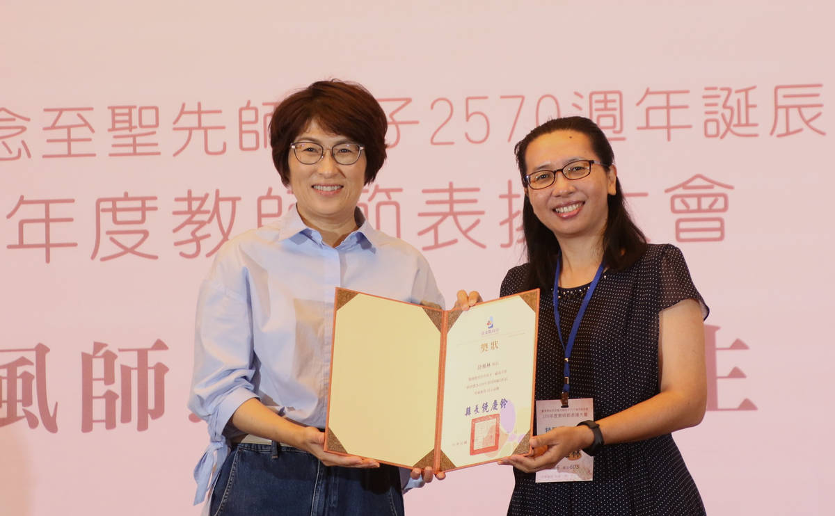 饒縣長頒獎給特殊優良校長加拿國小陸雅林