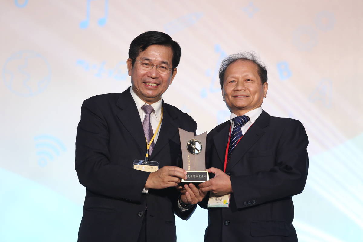 教育部長潘文忠(左)頒發資深優良教師獎(教育部提供)