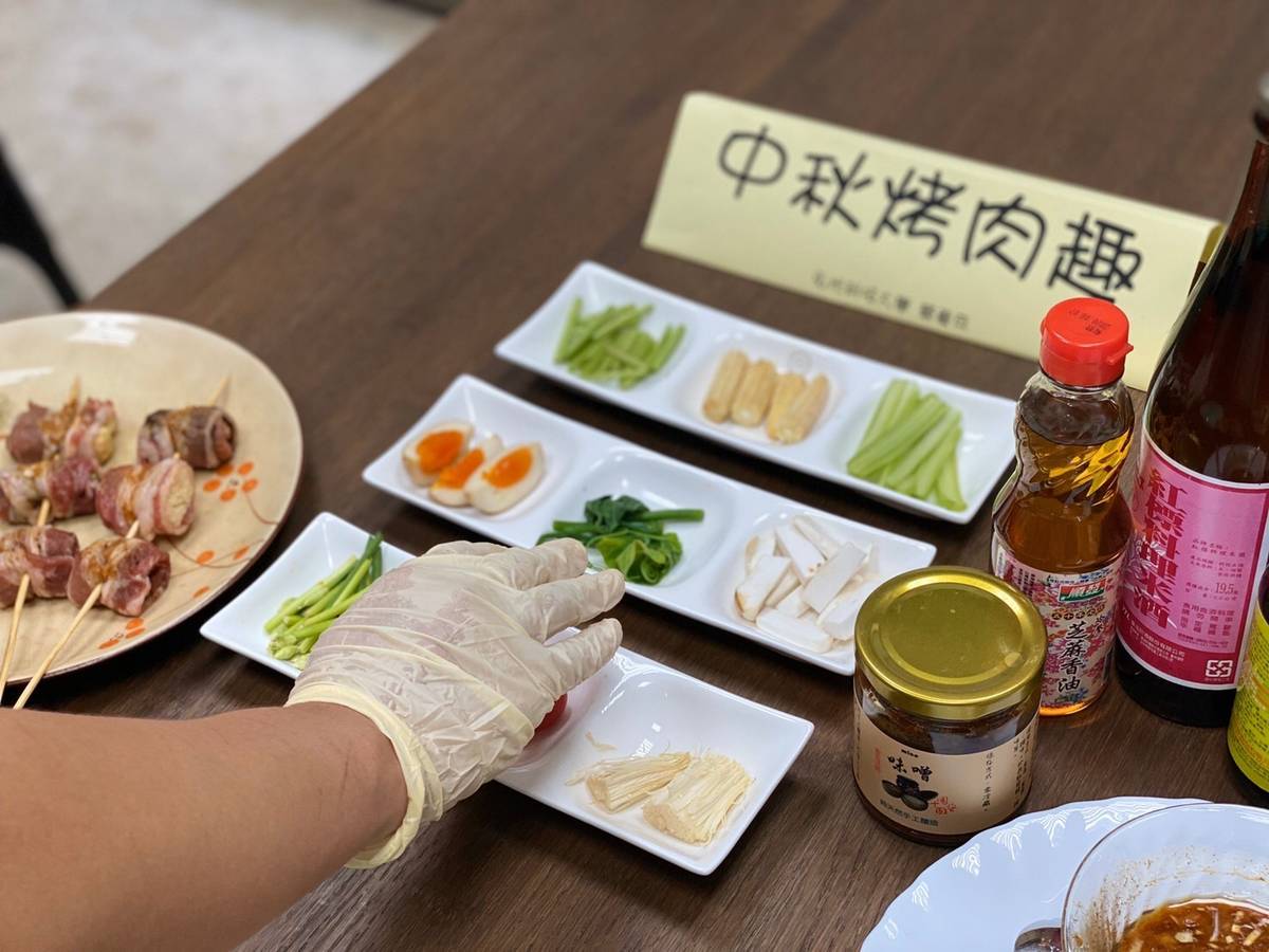 弘光科大營養系師生建議，烤肉肉片包入各種蔬菜.jpg
