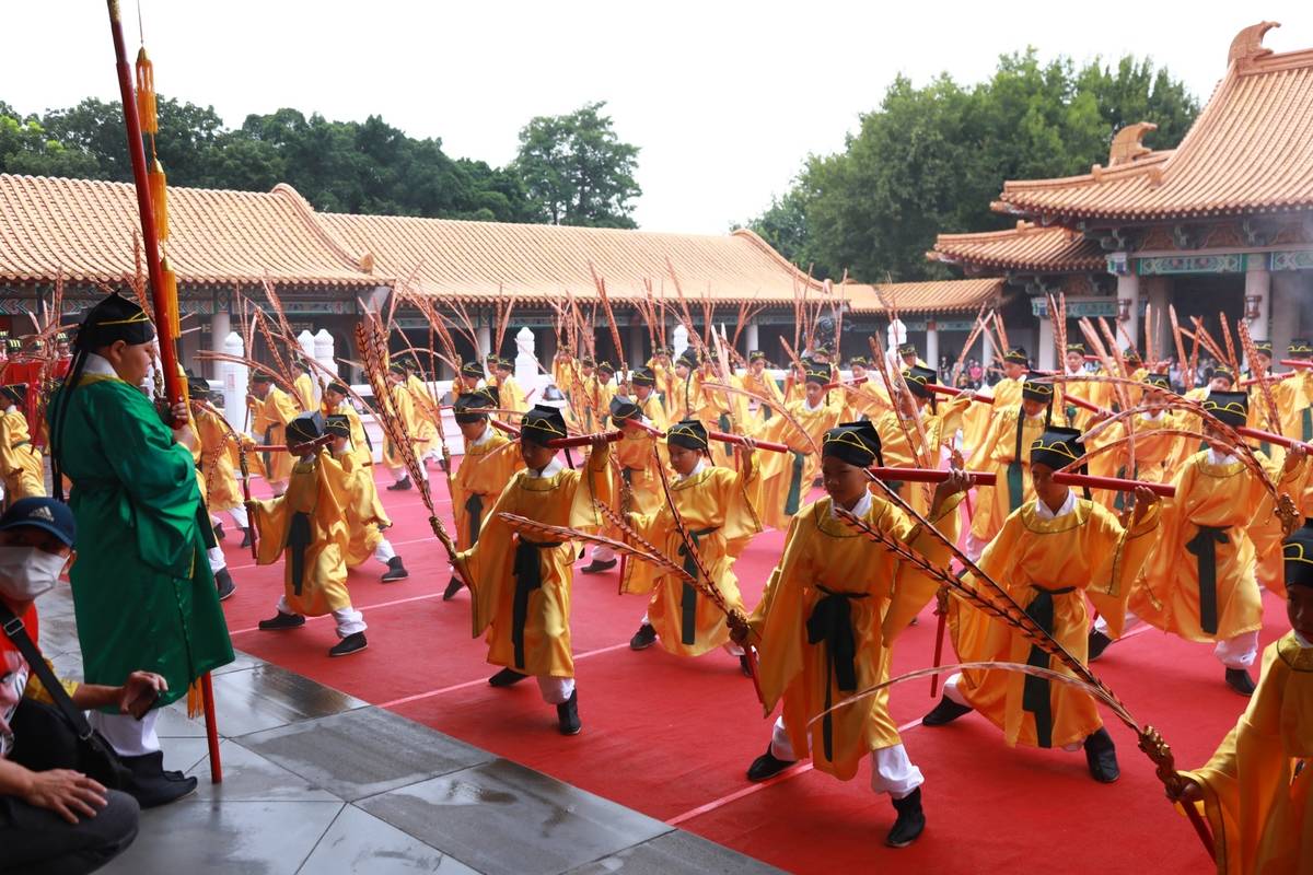 力行國小66位學生以八佾舞祭祀（圖片來源：臺中市民政局）