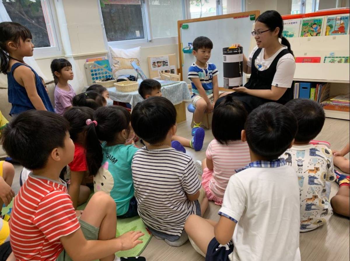 石門國小附設幼兒園凃宜婷老師與幼兒們一起學習。