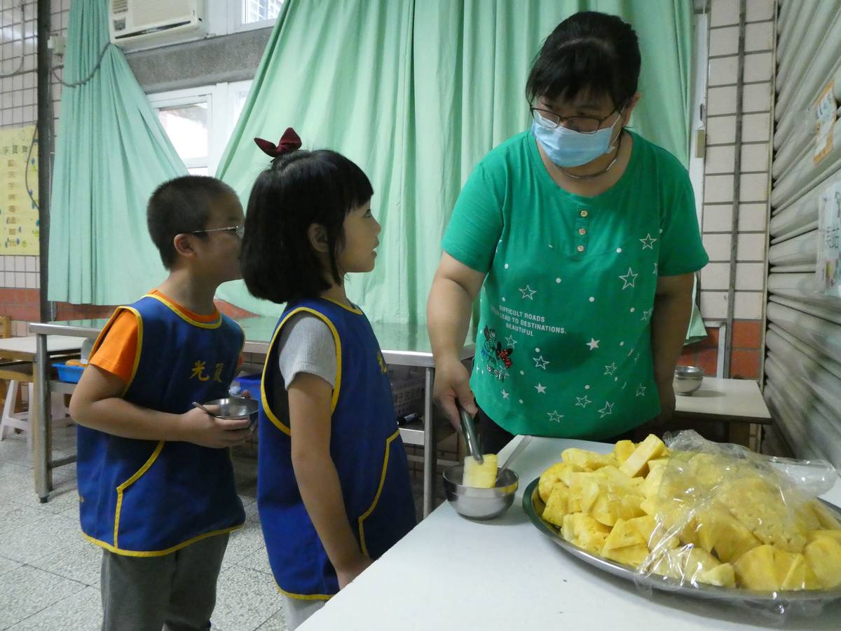 光復國小附設幼兒園何雅惠廚工準備新鮮水果當孩子們的飯後點心。