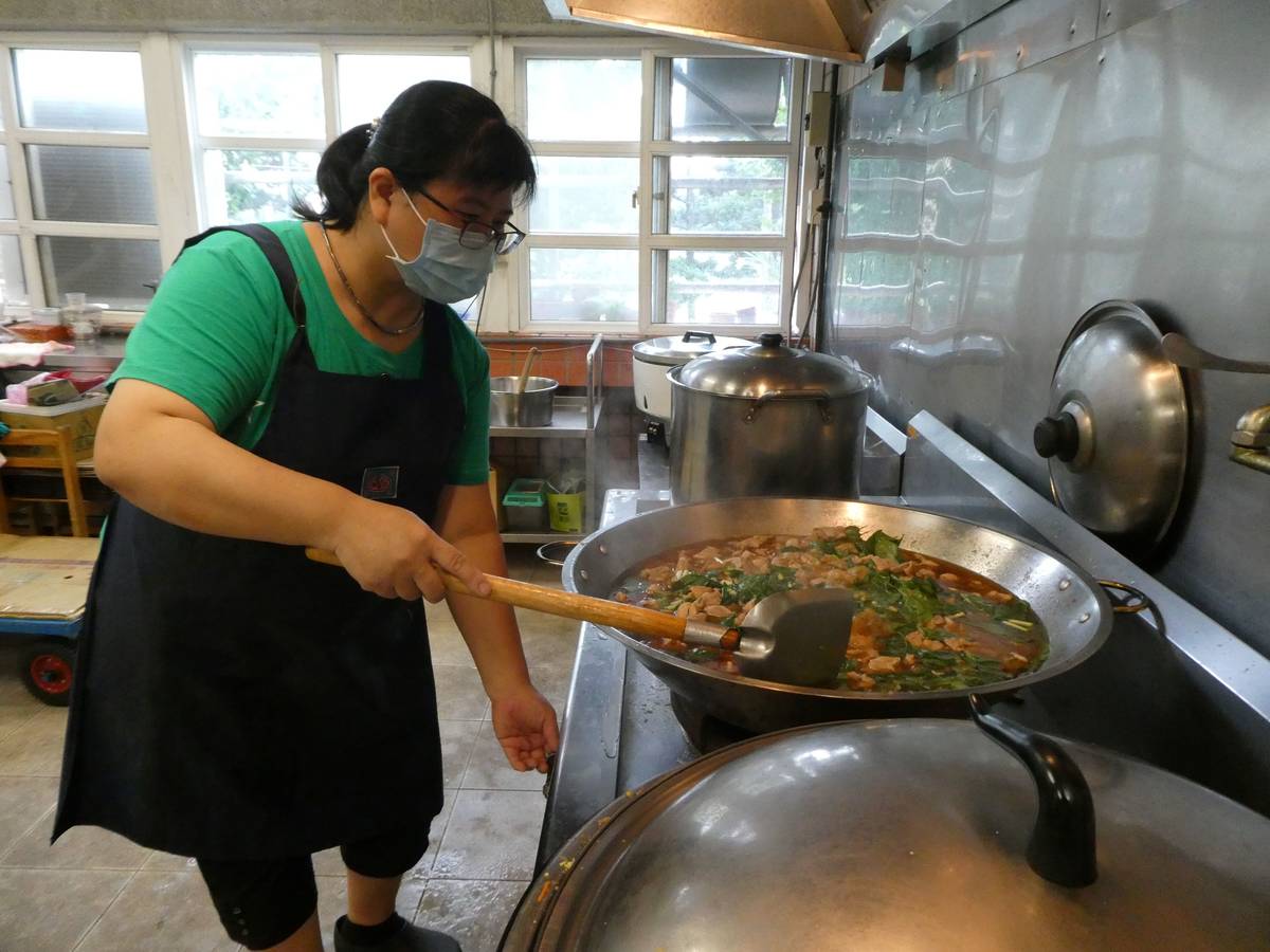 光復國小附設幼兒園何雅惠廚工幫孩子準備美味午餐。