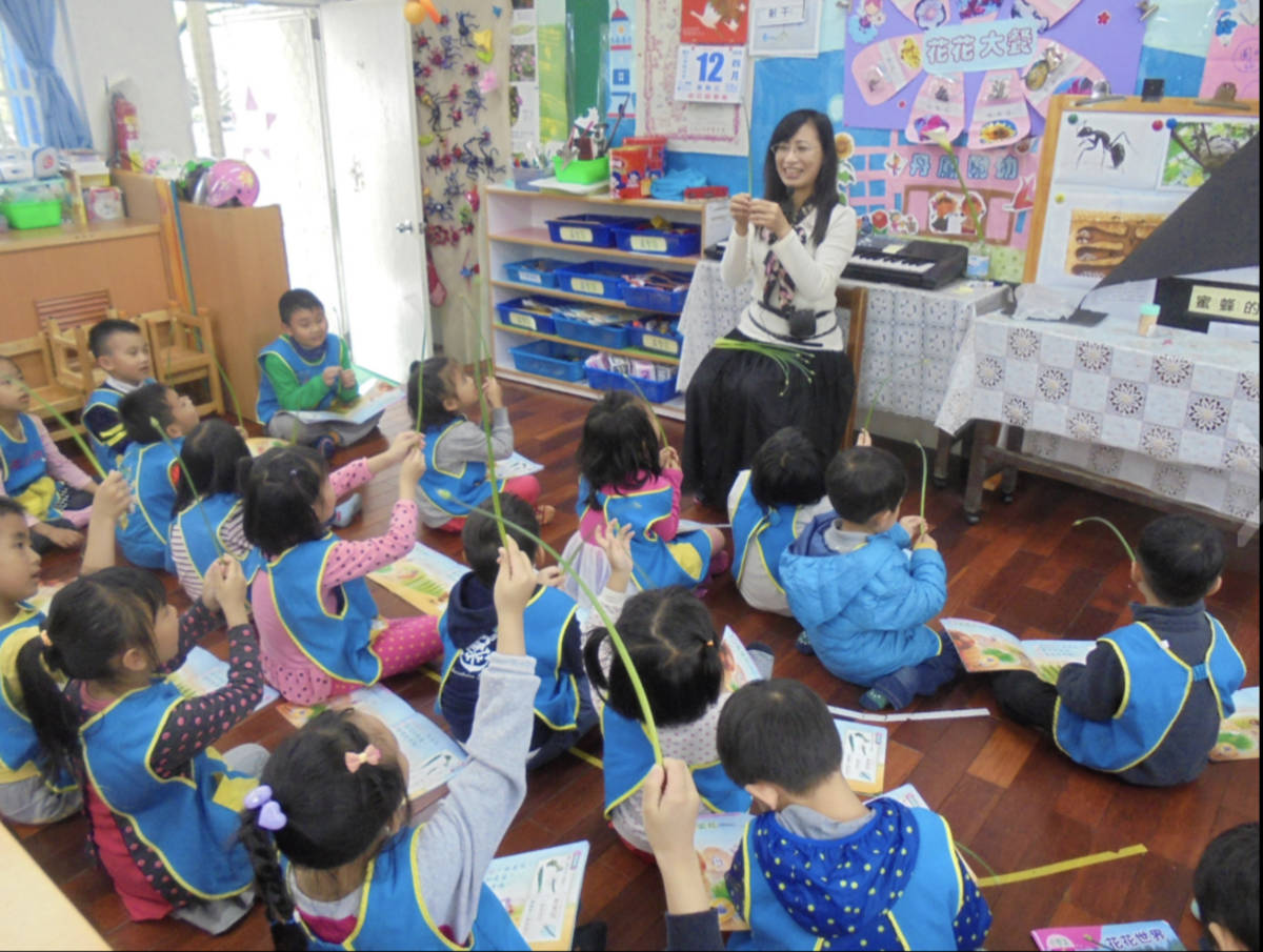 丹鳳國小附設幼兒園莊雅茜老師帶孩子們認職植物。