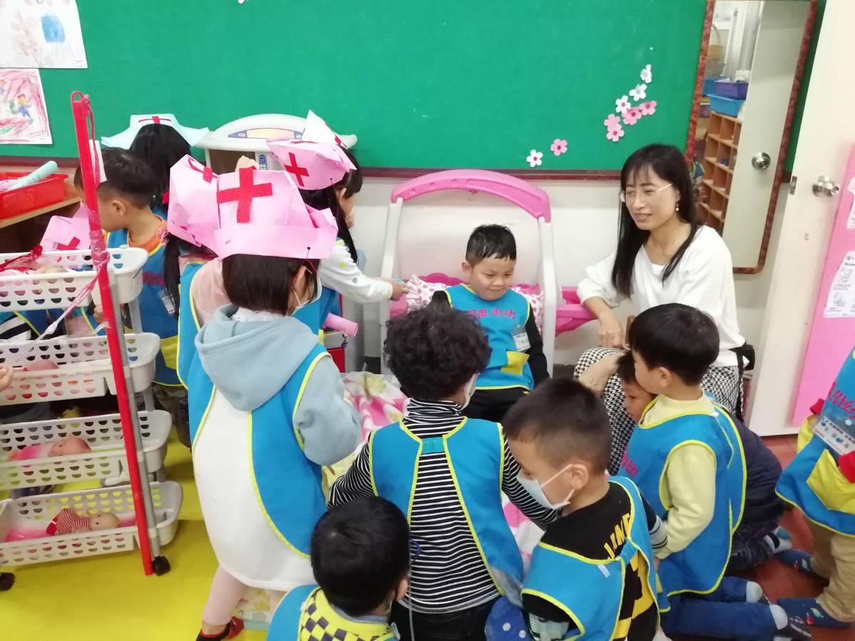 丹鳳國民小學附設幼兒園莊雅茜老師教導孩子衛教健康。