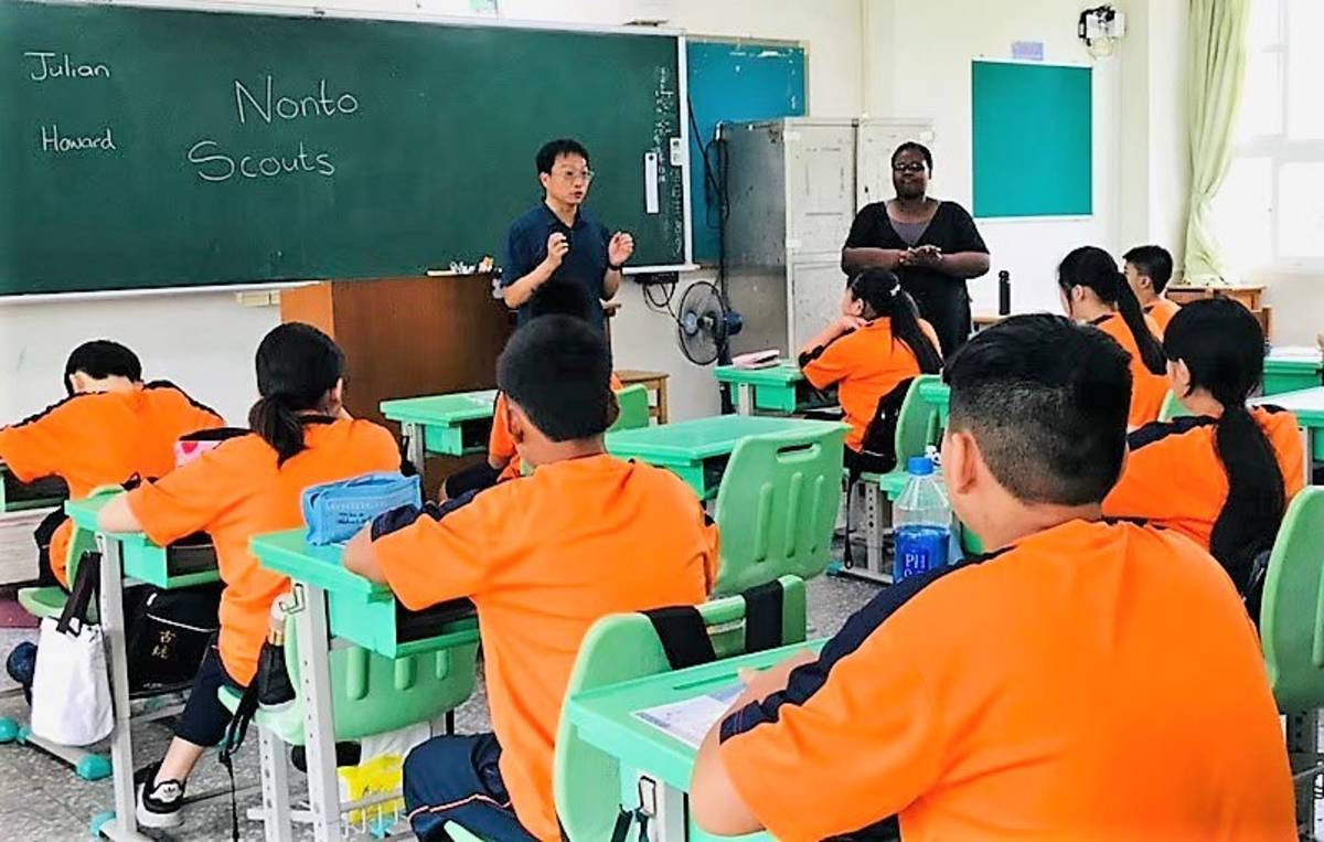 雲林古坑國中小推動雙語教育讓外師與中師協同教學(圖片來源：古坑國中小提供)