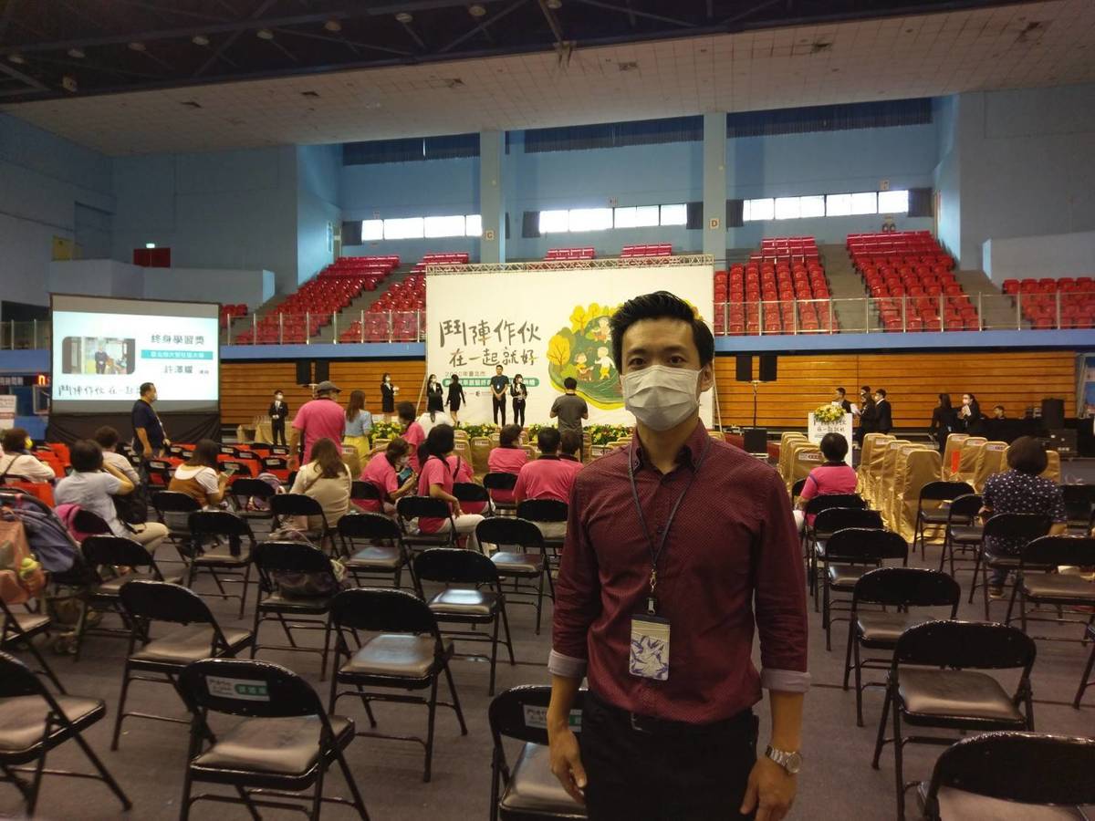 臺北市終身教育科楊鎮鴻專員鼓勵弱勢長輩可以善加利用樂齡學習券