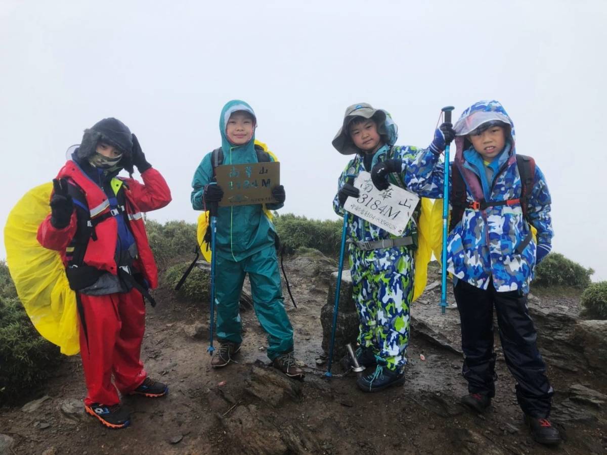 不畏惡劣氣候，成功攻頂南華山