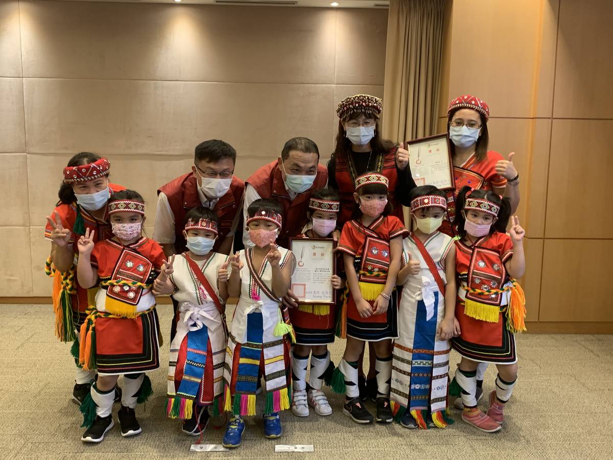 新北市丹鳳國小附設幼兒園榮獲今年原住民族委員會「全國都會區執行沉浸式族語教學特別獎」與「績優族語教保員銀質獎」兩項殊榮。