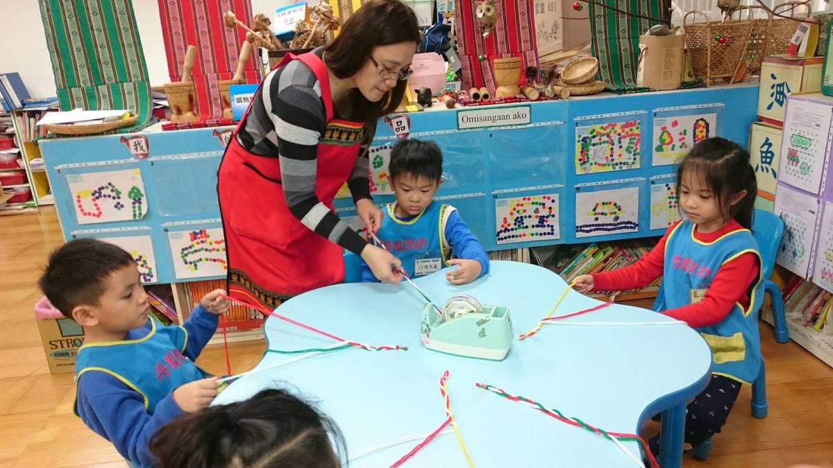 丹鳳附幼沉浸式族語教學，孩子們學習美麗的原住民編織。